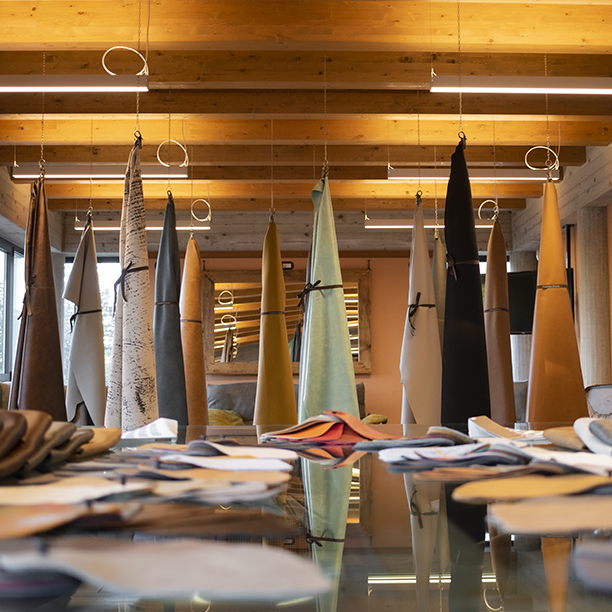 JBS Couros will make awards to stylists who create bags and footwear using sustainable leather as raw material